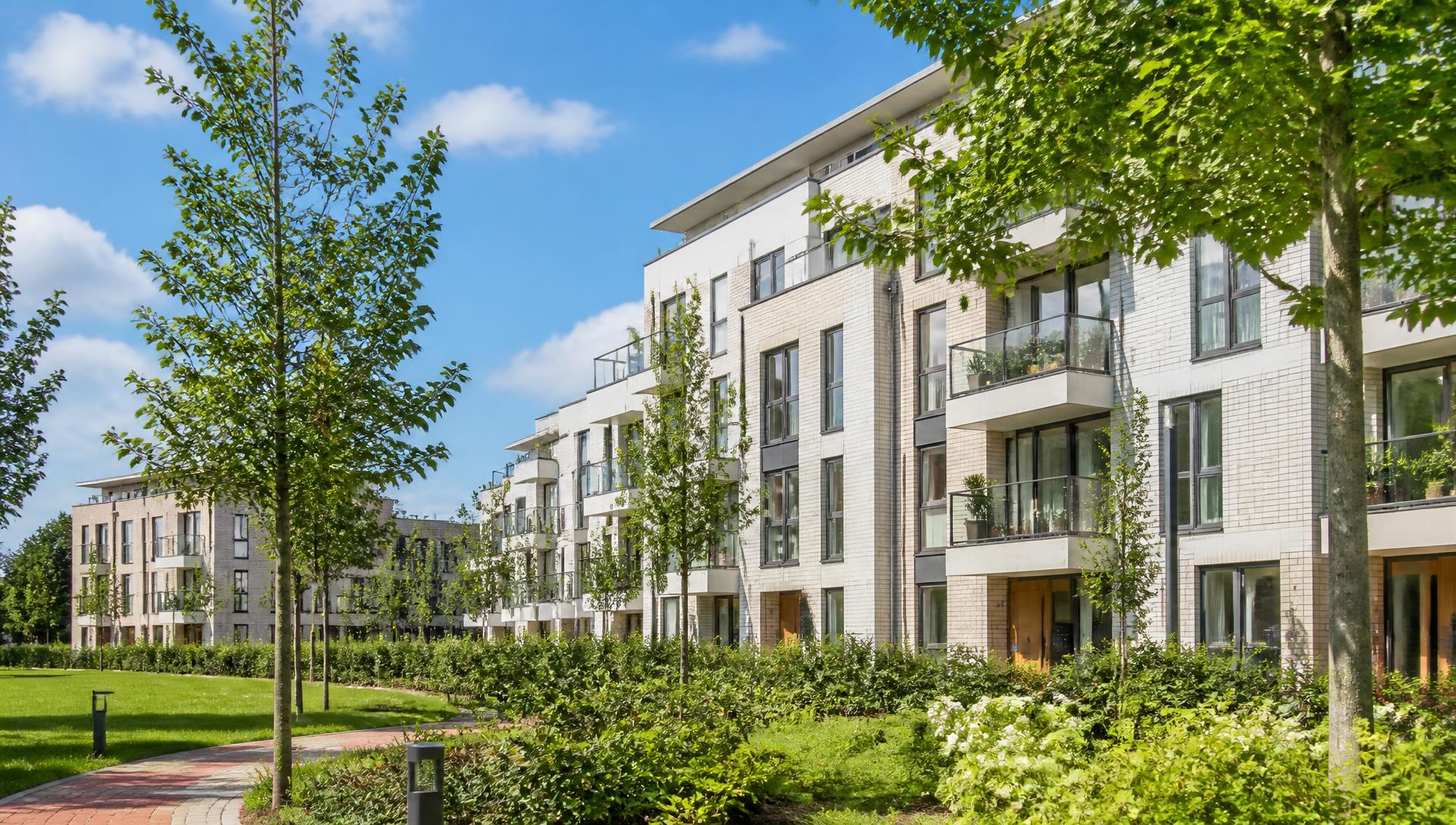 Modern woningbouwproject bij zonsopkomst